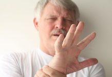 อาการสั่น โรคสั่นโดยไม่ทราบสาเหตุ (Essential Tremor) อาการสั่น